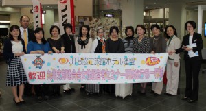 来島した九州女性旅館経営者一行＝１１月３０日、宮古空港