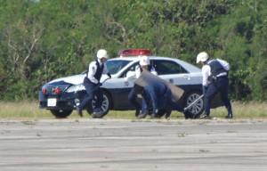 不法侵入事案対応訓練で警察官が不審者の男を拘束した＝２日、下地島空港