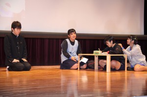 スマートフォンを題材にして演劇部門で最優秀賞に選ばれた上野中の生徒たち＝２３日、市中央公民館