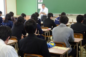 宮古では初日、１２８人の受験生たちがセンター試験に挑んだ＝１６日、宮古高校