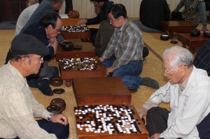 多くの囲碁愛好者が参加して熱戦を繰り広げた＝３日、こすみ囲碁教室
