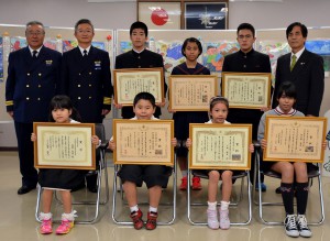 海上保安庁図画コンクールで入賞した子供たち＝１９日、平良港湾合同庁舎