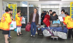 韓国からのチャーター便で来島した乗客たち＝６日、宮古空港