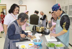 ヘルシー料理作りに挑戦する参加者たち＝２７日、下地福祉保健センター