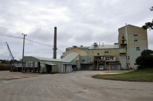 原料不足の影響で圧搾を一時的に停止している製糖工場＝１１日、宮糖伊良部工場