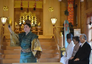踊りでは「とうがにあやぐ」が奉納された＝17日、宮古神社