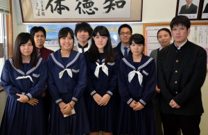 国公立大学に合格した（前列左から）下地さん、島尻さん、楚南さん、仲田さん、與那覇君＝１２日、宮古高校
