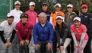 宮古島キャンプに参加している女子プロゴルファー。前列右から２人目が川満さん。同３人目は脳神経外科医の林さん。同４人目は穴井さん＝１８日、エメラルドコーストゴルフリンクス