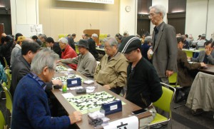 県内から１０２人の囲碁愛好者が参加しにぎわった囲碁大会＝６日、県市町村自治会館