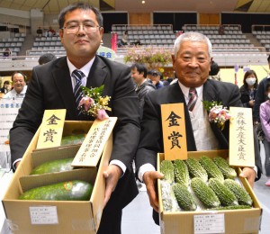 野菜品評会で金賞を受賞した池間さん（右）と重田さん＝７日、那覇市の県立武道館
