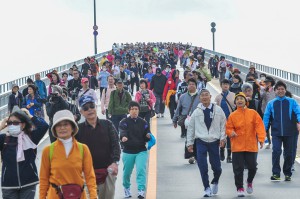 約１３００人が心地よい風を浴びながらウオーキングを楽しんだ＝１月31日、伊良部大橋