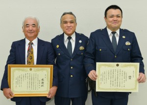 瑞慶山署長（中央）から感謝状の贈呈を受けた浜比嘉さん（左）と署長賞の授与を受けた儀間巡査長＝１８日、宮古島署