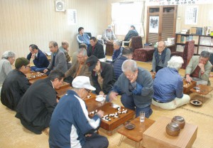 ２７人が参加し熱戦を展開した宮古本因坊戦＝２月２８日、こすみ囲碁教室