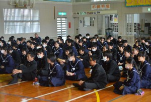 講演を熱心に聞き入る生徒たち＝２２日、久松中学校体育館