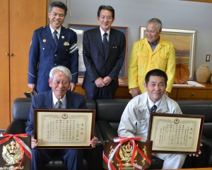 表彰状を手に記念撮影に応じる（手前左から）松川さん、武島会長＝２２日