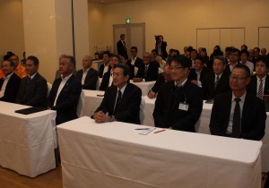 東京、関西直行便運航を記念して行われた講演会。観光産業に携わる人たちが出席した＝１日、市内ホテル