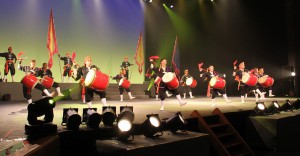 勇壮な演舞を披露する琉球國祭り太鼓のメンバーたち＝１２日、マティダ市民劇場