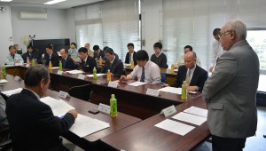 下地市長（右）は宮古島漁協の経営改善計画が進んでいることを説明した＝29日、市役所平良庁舎