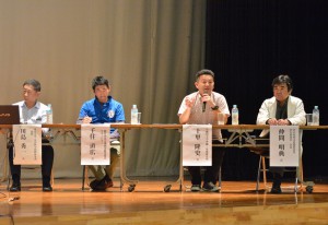 新たな観光について提言する（左から）川島さん、千住さん、上里さん、仲間さん＝１９日、市伊良部公民館