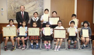 長濱副市長（後列左）に受賞を報告した児童たち＝１１日、市役所平良庁舎