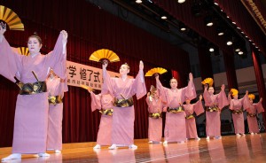 舞台発表会の幕開けを飾った久松分校の「とうがにあやぐ」＝１０日、市中央公民館