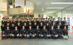 宮古島キャンプのため来島した関西国際大野球部の部員ら＝２月２９日、宮古空港