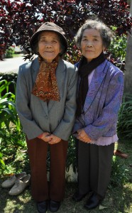 照屋梅子さん（８３歳）（左）富村タケさん（８３歳）