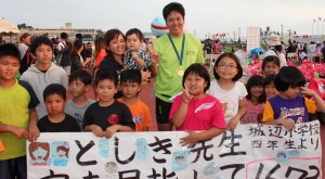 完走を果たし、笑顔いっぱいの先生と児童たち＝１７日、市陸上競技場