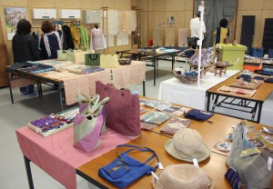 組合員の作品を一堂に展示販売している「宮古の織物展」＝３０日、市伝統工芸品センター