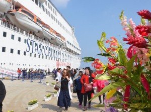 今年、平良港に入港したクルーズ船は１１回で乗客数は１万人を超えた（写真は３月２８日に台湾から入港したスーパースターアクエリアス）