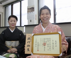 日本舞踊・西川流の名取を取得した下地智枝さん（右）と師範の西川壱瑚さん＝１４日、本社