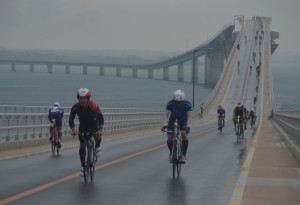 小雨が降る中で伊良部大橋を疾走するバイク集団