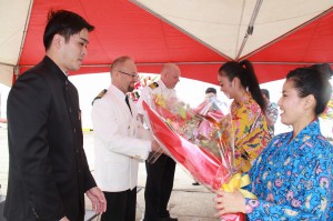 船長らに歓迎の花束が贈られる歓迎セレモニー＝３日、平良港下崎ふ頭