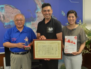 下地市長（左）に準グランプリ受賞を報告する吉浜さん（中央）、糸数さん＝12日、市役所平良庁舎