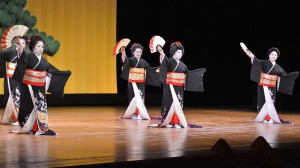 鍛錬された舞を披露する関係者ら＝２４日、マティダ市民劇場