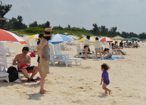 多くの観光客が訪れビーチにはパラソルの花が咲いた＝２９日、与那覇前浜ビーチ