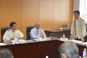 全国市長会の理事候補に選出された下地敏彦市長（左から２人目）＝６日午後、那覇市の自治会館