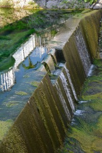 水量を示す水位観測施設。地下ダムの水がオーバーフローしている＝２６日、城辺福里
