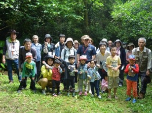 林内で参加者らは記念撮影した＝２３日、大野山林