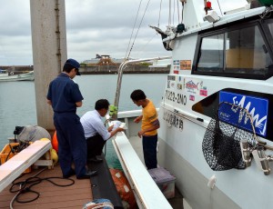 船主らに発航前検査の順守などを呼び掛けた＝１１日、荷川取漁港