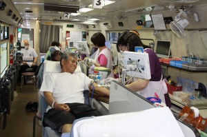 初日は40人が協力した今年度５月期の移動献血＝９日、市役所上野庁舎前に配置された献血バス