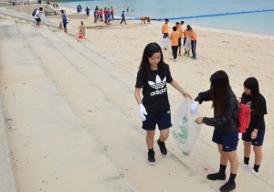 一般の参加を含め、約80人がボランティア清掃を行った＝２２日、パイナガマビーチ