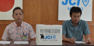 送金した熊本地震災害支援金について述べる下地理事長（左）ら＝２日、宮古青年会議所