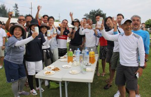 歓迎・交流会で乾杯する出場者ら＝１日、平良荷川取漁港内の公園