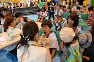 ブラッシングコーナーでは、子供たちが歯科衛生士から正しい歯の磨き方を教わった＝２８日、市中央公民館