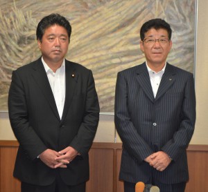 マスコミの取材に応じる松井代表（右）と下地政務調査会長＝３０日、市役所平良庁舎