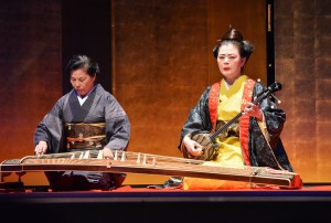 古波蔵峰子さん（右）が歌・三線、下里恵さんが箏で西原古民謡「かりゅうのあやぐ」を披露した＝８日、マティダ市民劇場