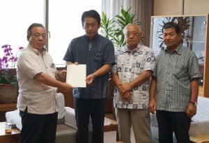 尖閣問題について安慶田副知事（左）に要請文を提出する下地敏彦市長（右から２人目）ら＝１７日、県庁内