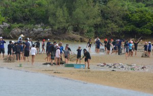 児童たちは、カニ漁体験でカニ籠も引き揚げた＝９日、下地島の入江