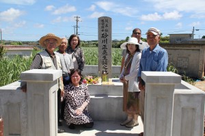 新しい碑の完成を喜ぶ荻原さん（前列右から２人目）ら親族の皆さん＝２１日、七又公民館前